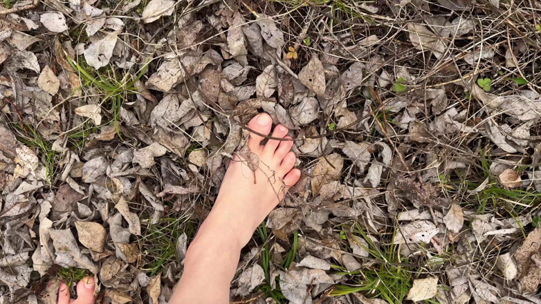 Vasya Sylvia: Barefoot Walk in the Forest - Foot Fetish - Bare Feet!