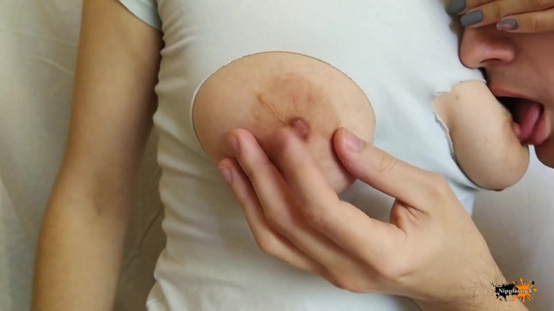 Nipple Stock: Doğal büyük göğüsleri emmek için yırtık giysiler. Azgın meme uçları