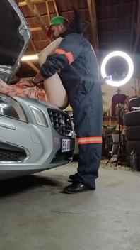 Min bil gick sönder och hade en kåt mekaniker som hjälpte mig att fixa bilen