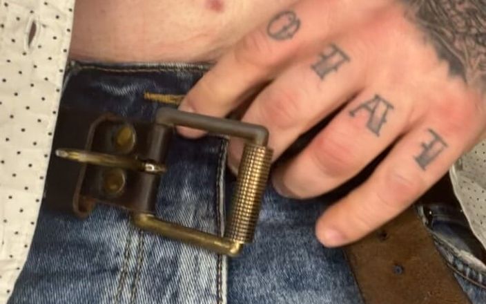 Tatted dude: Strip tease con tatuajes