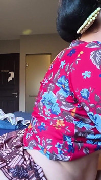 Momi Itha’s Seductive Javanese Sinden Cosplay