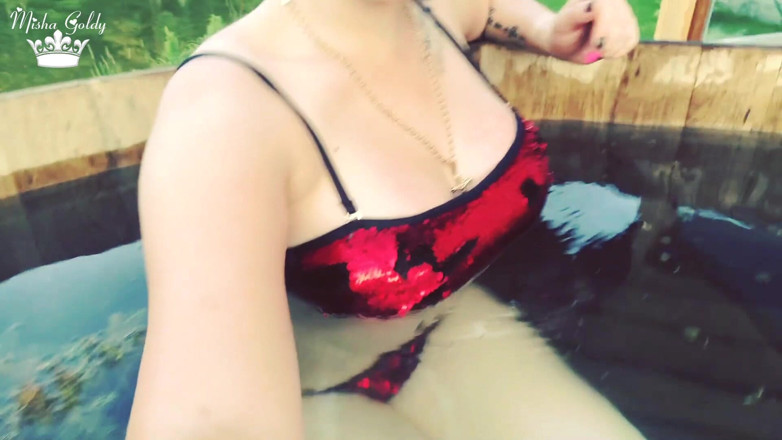 Goddess Misha Goldy: Krásné rty voní v teplé kádi venku