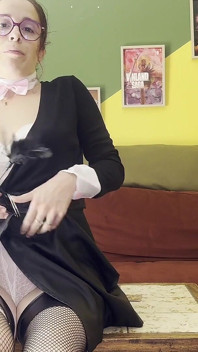 Fransız hizmetçi dildosu, vajinasını sahte spermle doldurur ve her yere fışkırtır