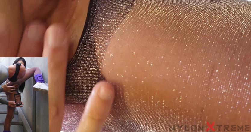 Nylon Xtreme: Фетиш чирлидерши Nelly Kent, Lurex в колготках