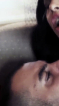 Teman-teman sembuh setelah pemakaman yang menyedihkan dalam bundel threesome yang terhubung dengan anal