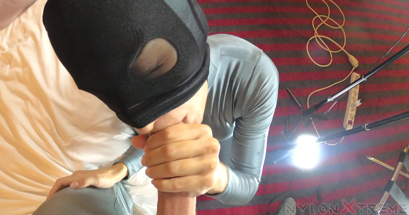 Nylon Xtreme: POV von Catwomen Zentai kommt auf nylongesicht