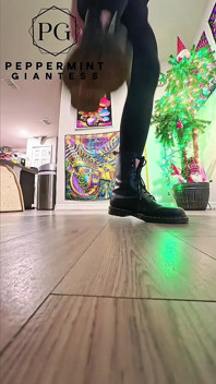 6'7 Велетень у Doc Martens, жорстко втоптуючи порочні уповільнені топтання