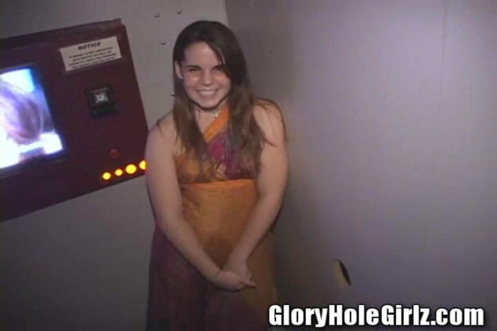 Glory Hole Girlz: Genç 18 hermione yutan tatlı memeler yarak emiyor sik deliği hippie...