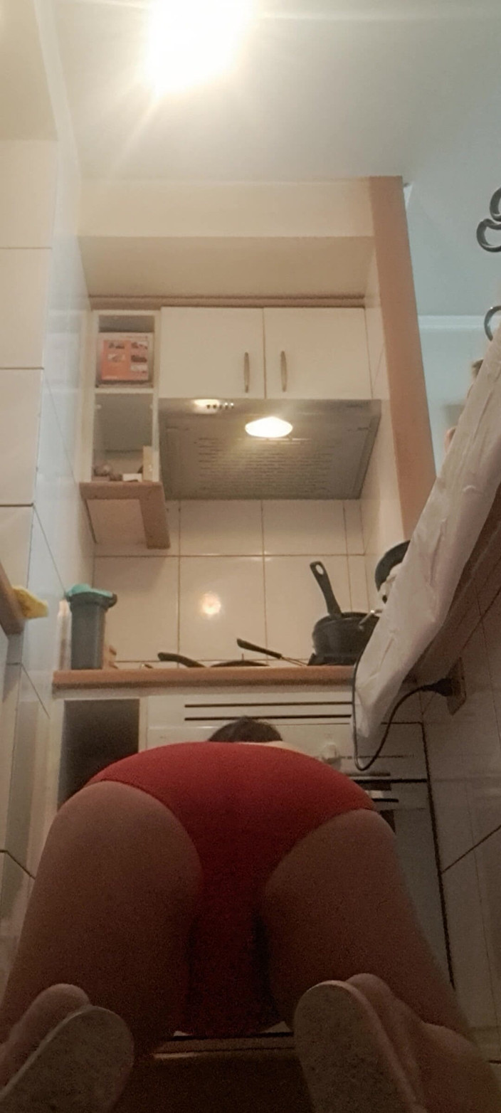 Mommy big hairy pussy: MILF V Červených Kalhotkách V Kuchyni