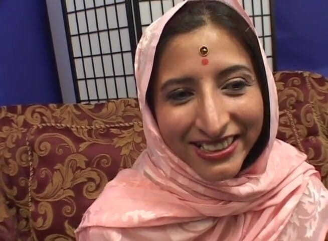 Indian Heat: Süße indische brünette bekommt beim casting ihren arsch und ihre...