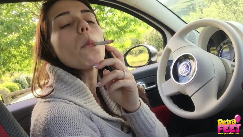 Smokin Fetish: Calda ragazza che fuma in macchina