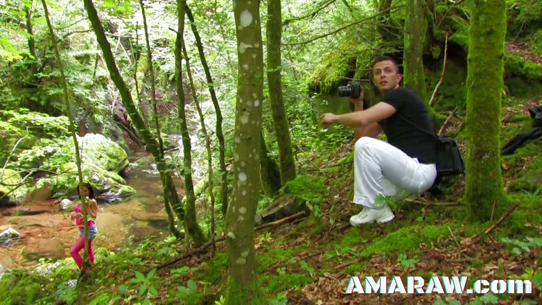 Amaraw: 숲에서 얼싸 당하는 갈색 머리 Shannaya Tweeks
