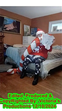 Sjuksköterska Vicki blåser upp enorma candy cany för jultomten!
