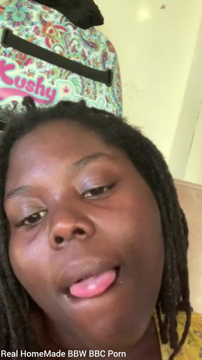 Super sexy ebony cuties: 粉丝请求舔一个洒着冰奶油