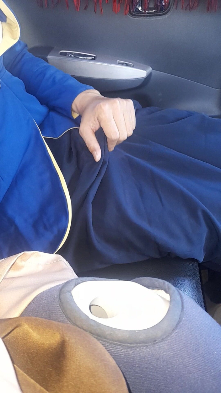 Naomisinka: Crossdressing bär kvinna Bca Bank uniform