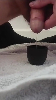 Bordure lente d'une bite douce non circoncise avec éjaculation qui fuit et avale