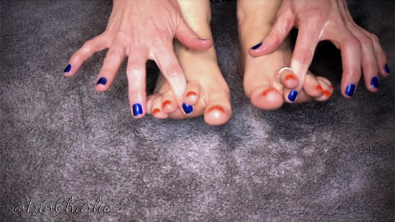 Fun Charlie: Charlie s’amuse avec ses pieds sexy