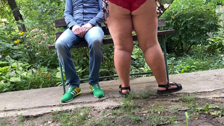 OurFetishLife: Pisciare nel parco guardo e mi eccito