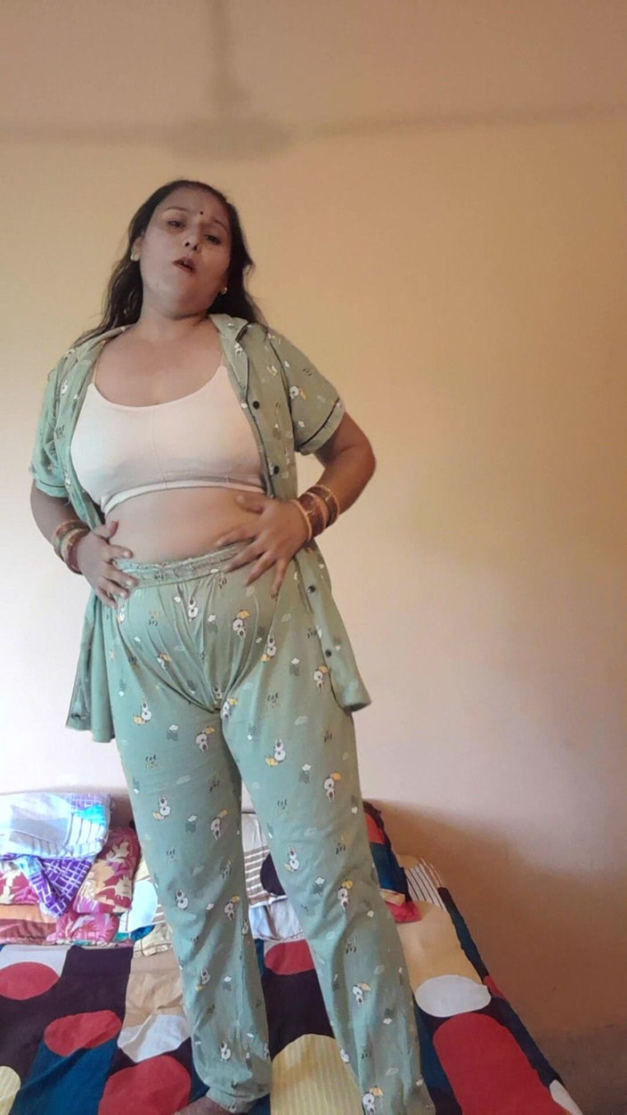 Puja555: Desi flicka dansar på sängen