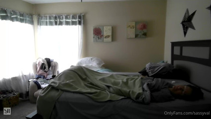 SassyVal: GILF Sassyval Przyłapany na masturbacji przed kamerą ponownie!