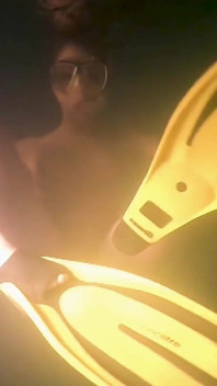 Curvă de noapte goală snorkel joc subacvatic