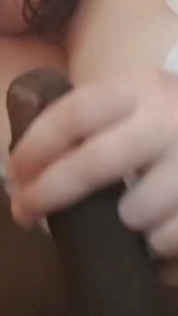 Cewek sange ini lagi asik nyepong kontol raksasa pria kulit hitam sampai dia mengerang dengan rintihan
