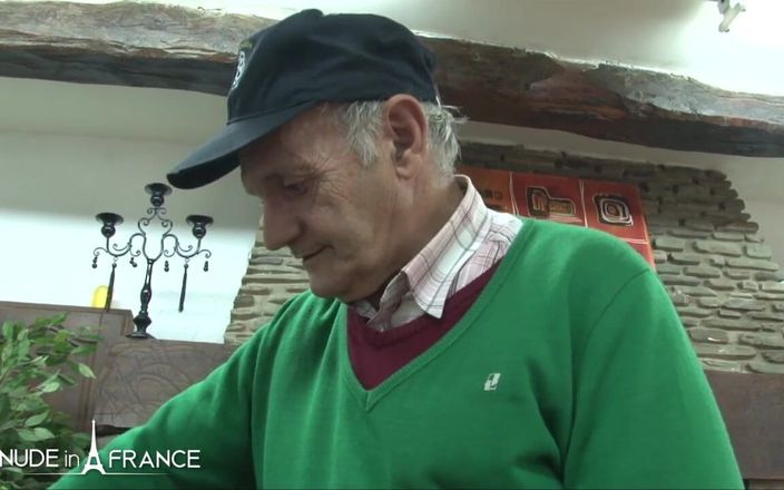 Nude in France: Își oferă orgia secolului cu Clara și Lili