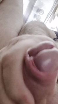 Mijn vriend zit in een stoel en speelt met zijn kleine pik en kijkt naar video's