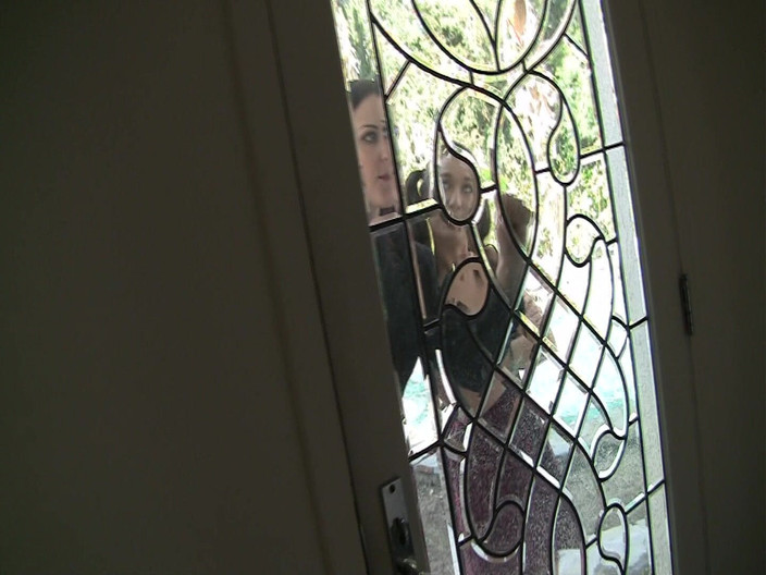 X DVD Collectors Club: Bionda tettona e bruna in una bollente scena a tre