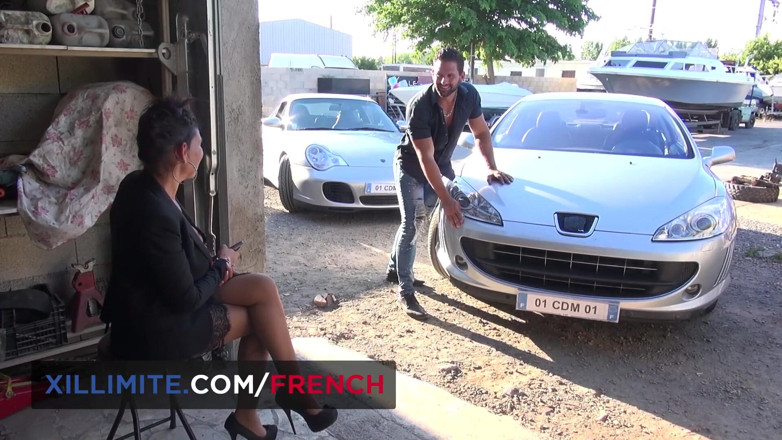 French girls at work: Intenzivní sex v garáži s prsatou pumou