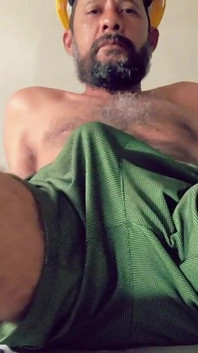 Cazzo duro che indossa stivali