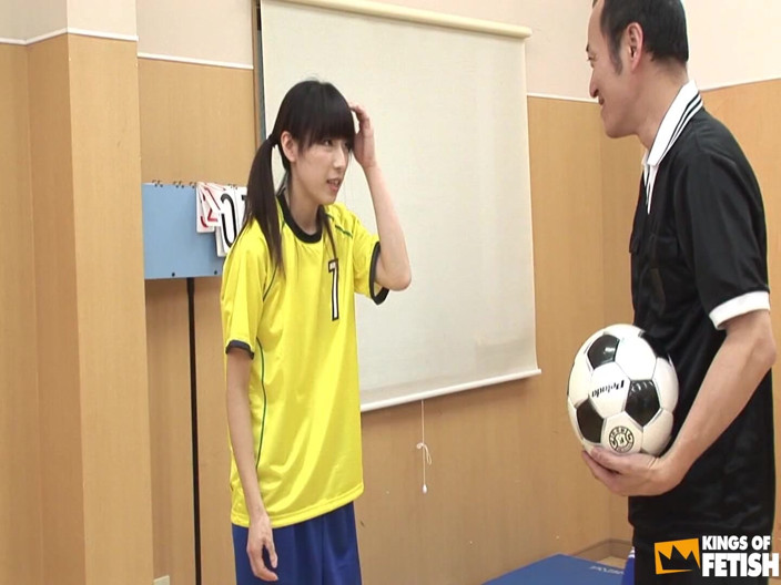 Pure Japanese adult video ( JAV): นักฟุตบอลหญิงญี่ปุ่นอมควยสองผู้ชายต่อหน้าเพื่อนร่วมทีมและโค้ช