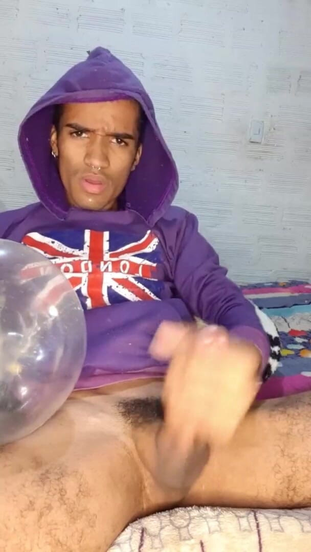 vergar4_daviid: Junger mann masturbiert mit aufblasenem comdon