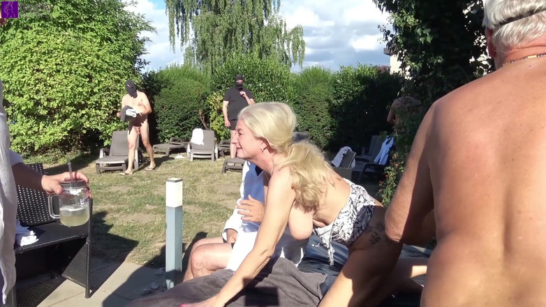 Rosella Extrem: Le troie gangbang senza preservativo! 3 troie sborrano e si riempiono