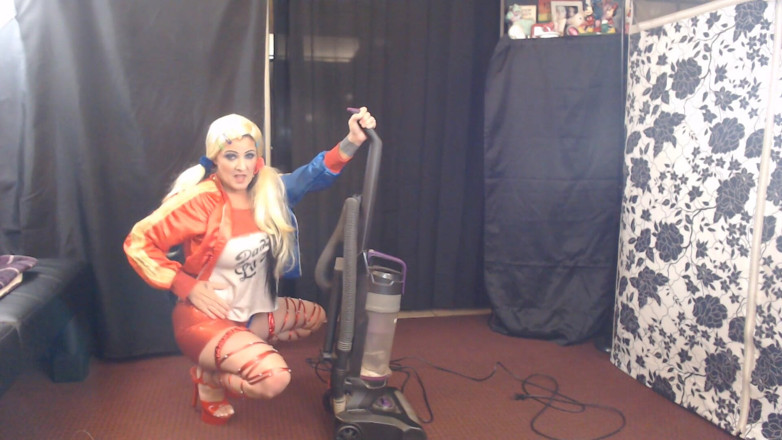Abby Anna: Harley Quinn slut vacuuming