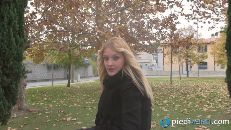 Foot Fetish HD: Bella bionda fumatrice mostra i suoi piedi all'aperto