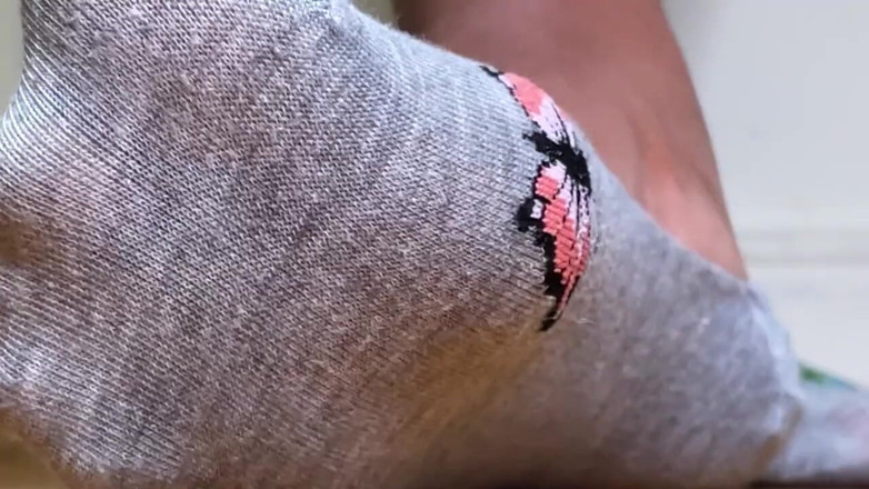 Pink Foxx: 灰色の靴下がゆっくりと脱がれていく