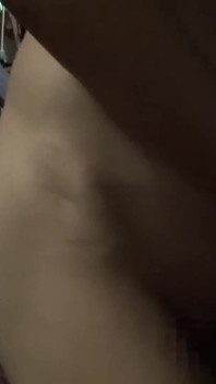 Kamarádka mé ženy zůstala v mém pokoji a její zralé kouzlo mě pomalu přitáhl blíž - ep1
