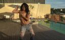 Sunnygirlz: Yesenia latina strippt am schwimmbad