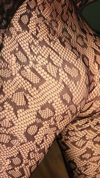 Я позую в чорному ажурному боді та на підборах, радуючи себе пальцями