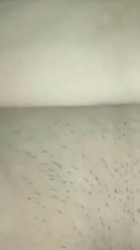 Marido deixa estranho usar esposa amarrada e de olhos vendados na cama do hotel