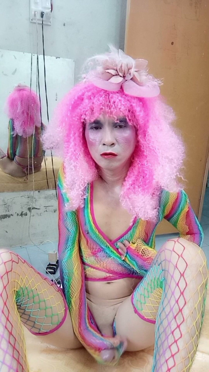 nguyen dang thien tri: Transgender Le memakai pakaian seksi dan bermain cawan seks