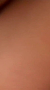 두 명의 자지에 체리가 튀어나온 경험이 없지만 그녀를 위해 매장에 무엇이 있는지 모르는 그녀