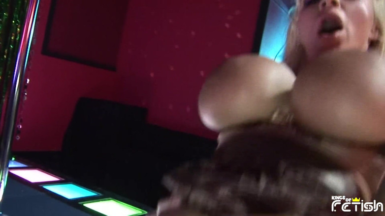 Big Tits for You: Babe with huge boobs gets her pussy screwed by a...