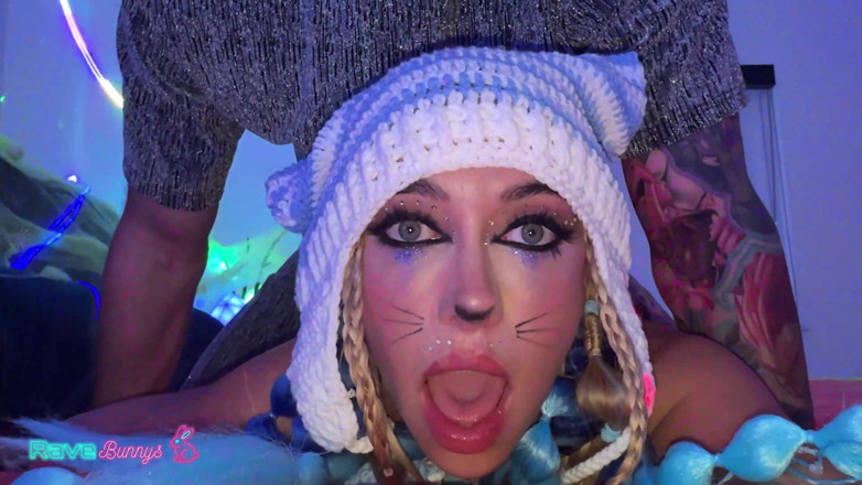 Rave Bunnys: 好色的Bunny khloe kapri被精液覆盖！