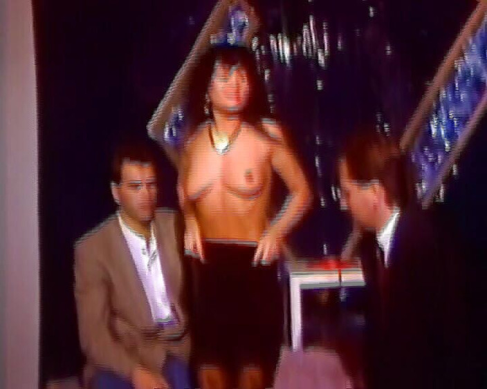 Enjoy German porn: Дикая немецкая телочка обожает делать идеальное очко перед тем, как получить золотой душ