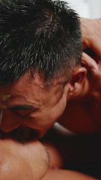 Verschwitzte japanische jungs in einer sehr intensiven session mit Nario fickt Taku