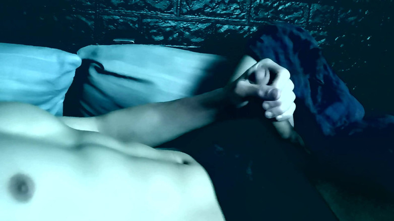 SEXY_GUYBEST: Mycket sexiga stön och passionerad onani av en het!