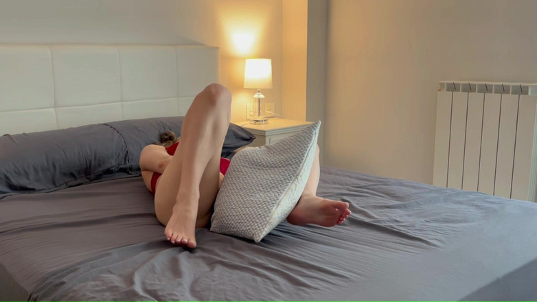 LaraRussian Doll: Multiorgasmisk student gnuggar sin fitta på en kudde för att...