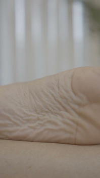 ブロンドのミルフが柔らかい足の裏でゆっくりとからかう